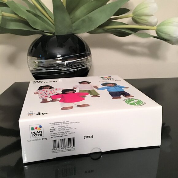 PlanToys Dollhouse Dolls Dark Skin Tone Family - Picture 9 of 9